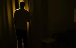 Teściowa była u nas w gościach – a kiedy w końcu wyjechała, nasz pies zaczął warczeć i drapać ziemię. Zaczęłam kopać w tym miejscu i znalazłam coś przerażającego…